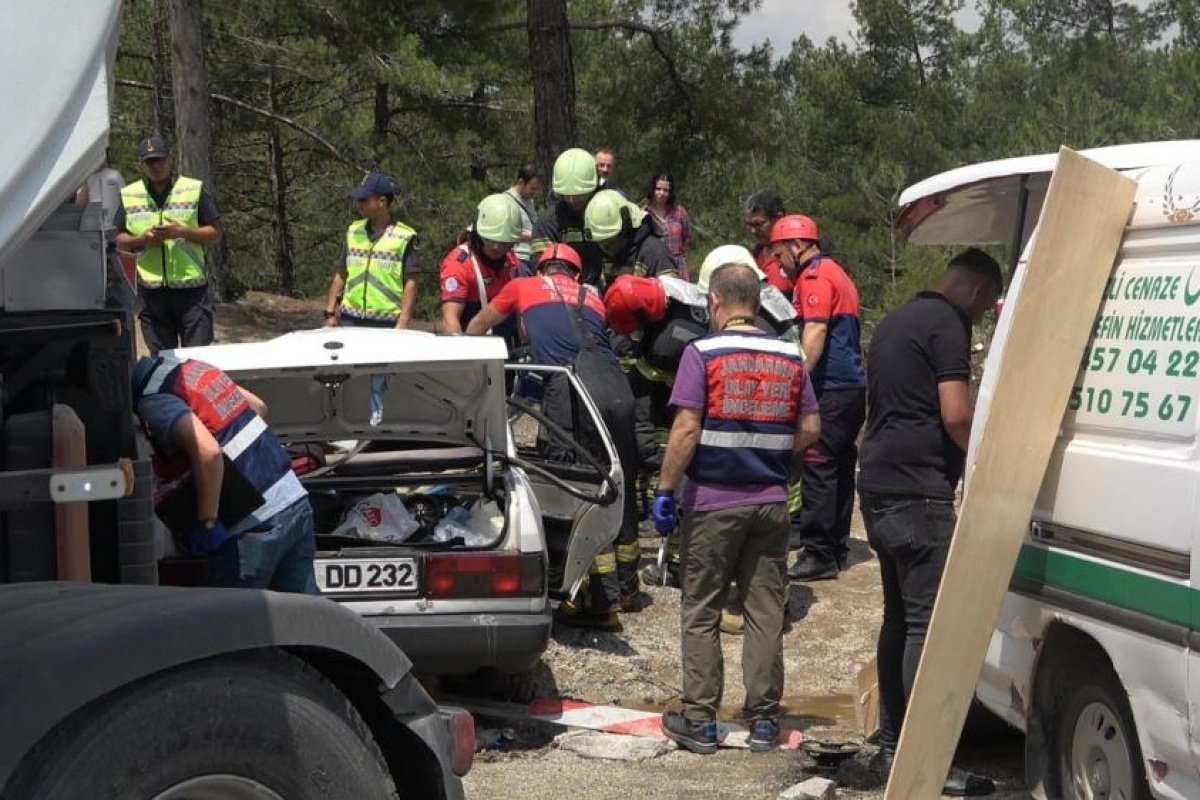 Tırla otomobilin çarpışması sonucu aynı aileden 3 kişi öldü, 2 kişi ağır yaralandı